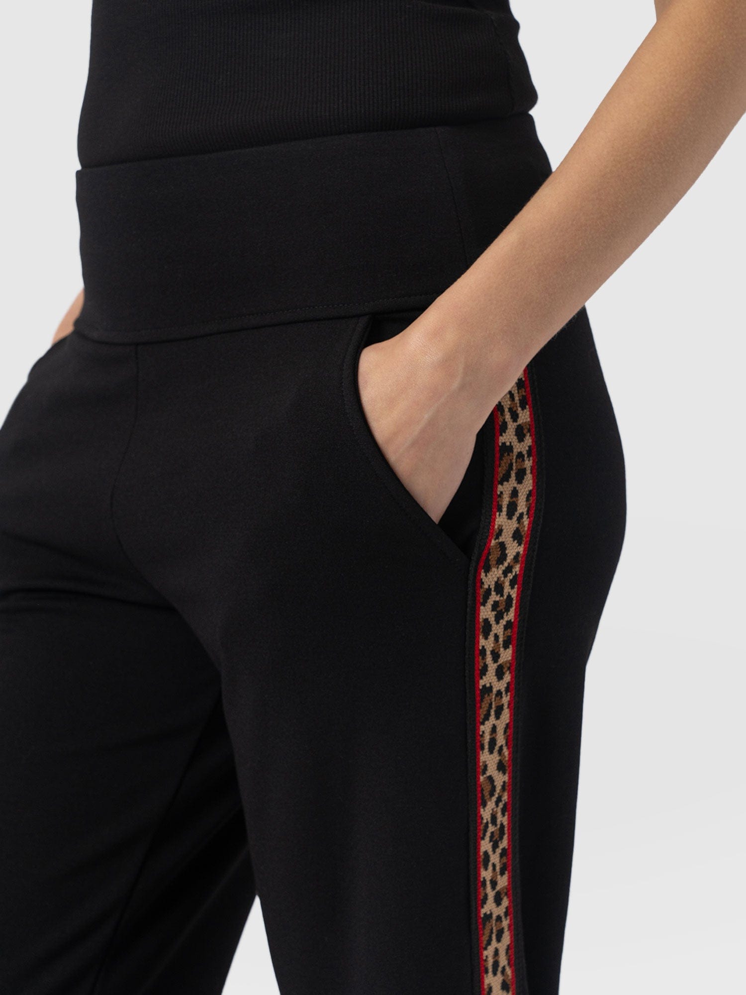 Runway Pant Black Leopard - Women's Trousers | Saint + Sofia® EU